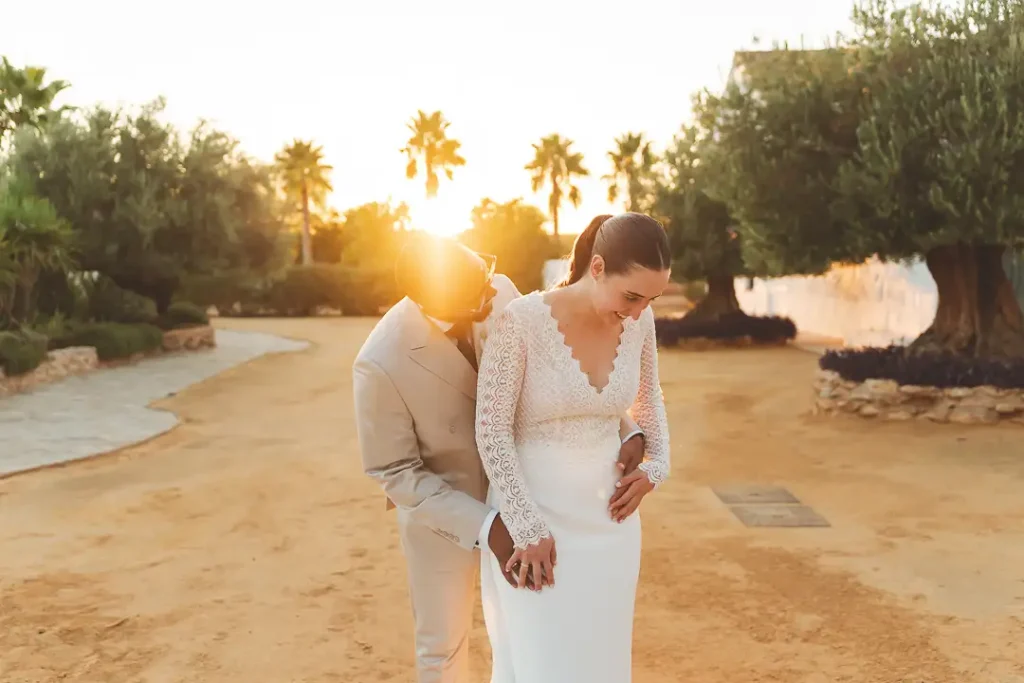Risas espontáneas durante una boda en Málaga