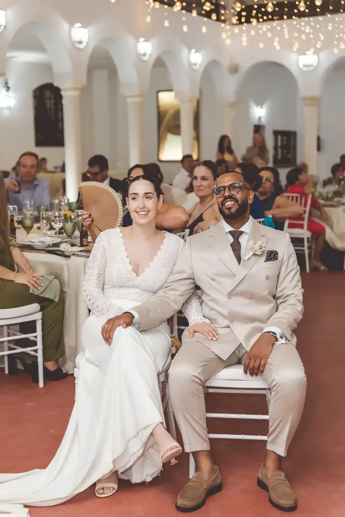 Risas espontáneas durante una boda en Málaga