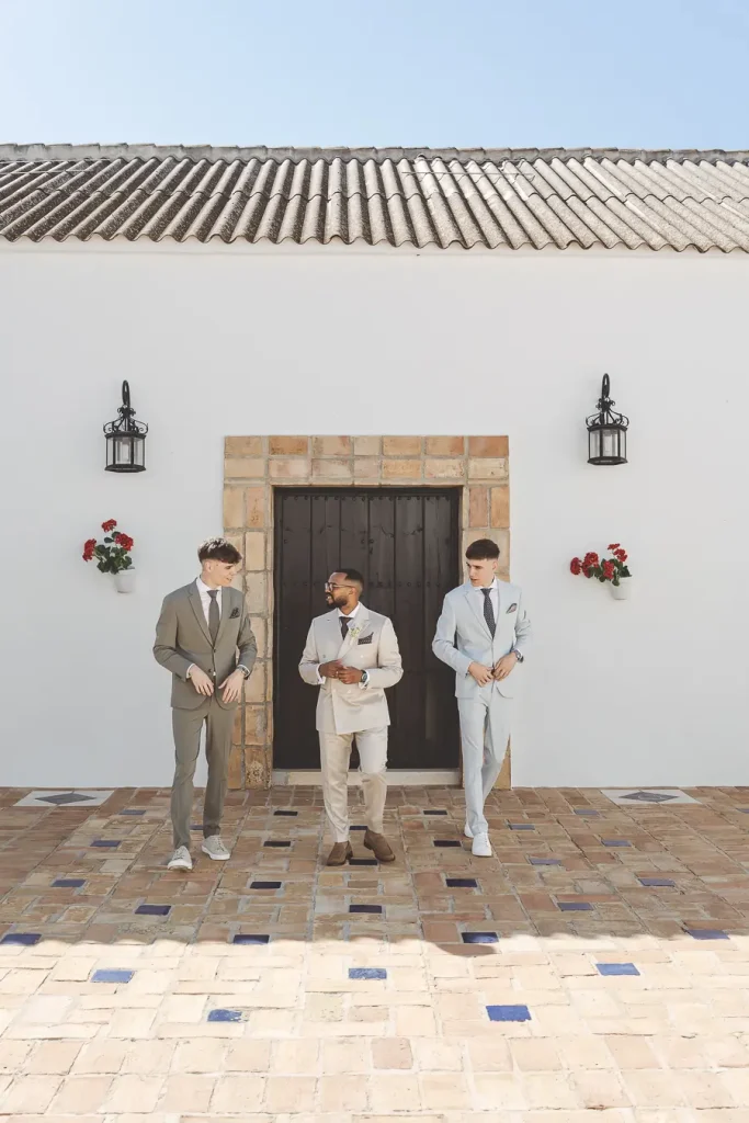 Novio con sus cuñados antes de la boda