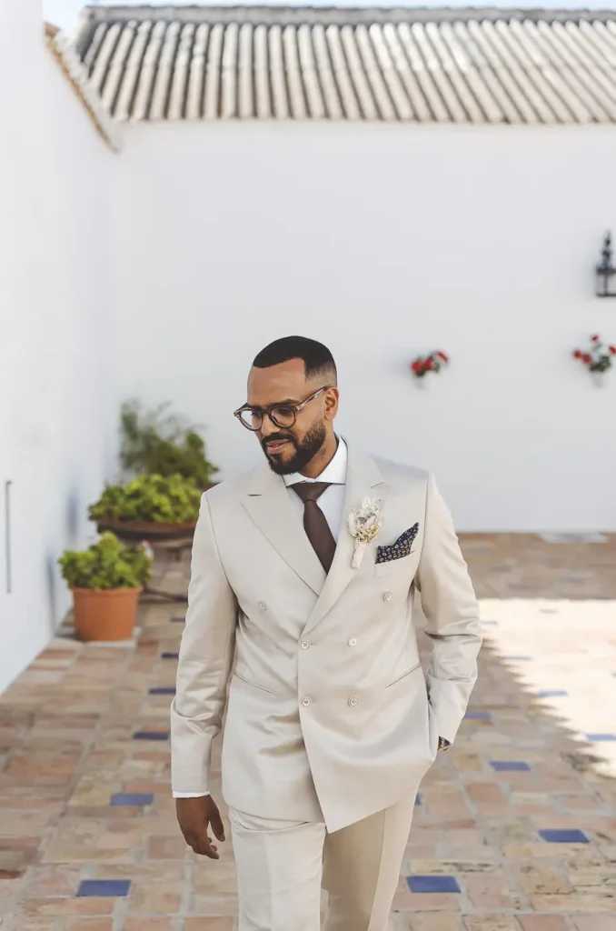 Novio caminando en Finca