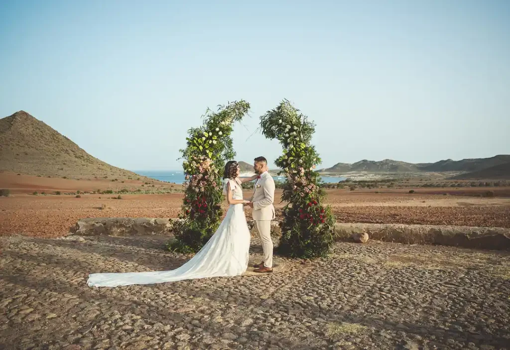 Editorial de boda en Almería de inspiración mediterránea con fotografía editorial natural