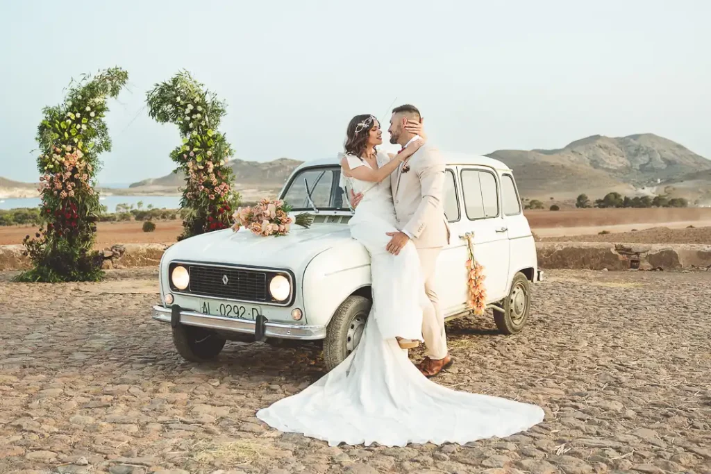 Fotografía editorial nupcial realizada en La Fábrica de los Genoveses con estética mediterránea y luz natural