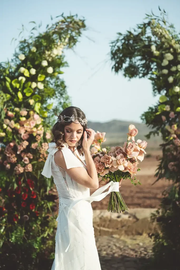 Fotografía editorial nupcial con dirección artística y paisaje mediterráneo