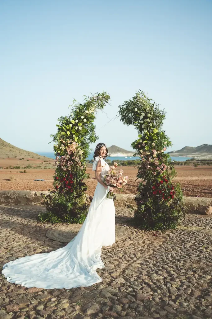 Editorial de boda en Almería de inspiración mediterránea con fotografía editorial natural