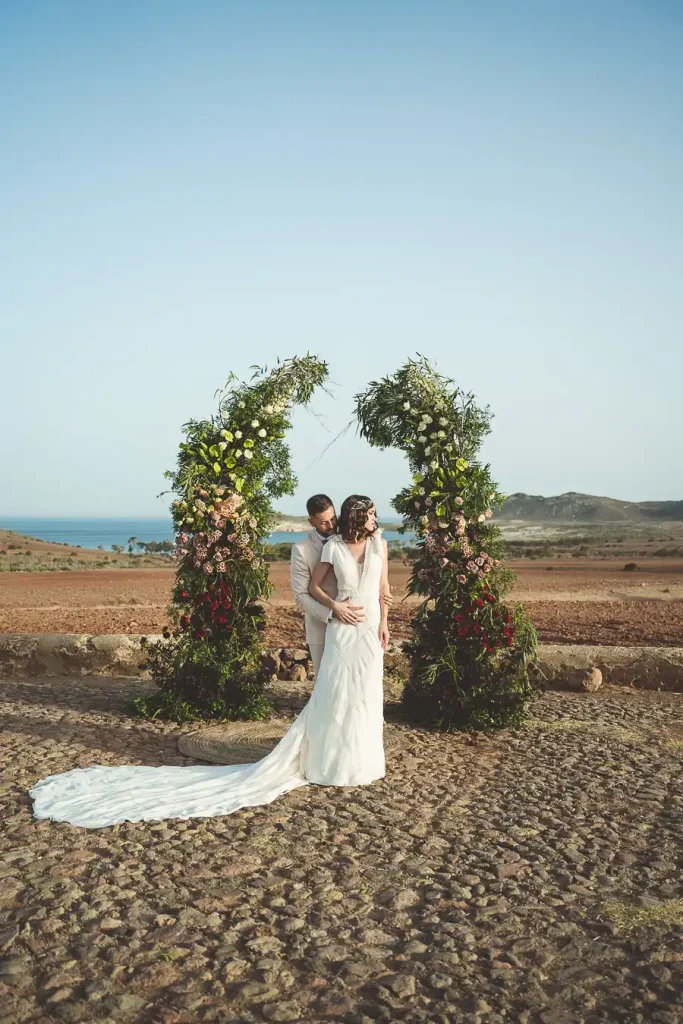 Editorial de boda en Almería de inspiración mediterránea con fotografía editorial natural