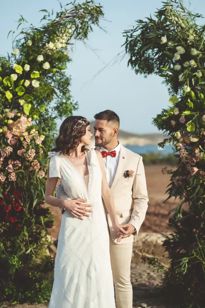 Editorial de boda en Almería de inspiración mediterránea con fotografía editorial natural