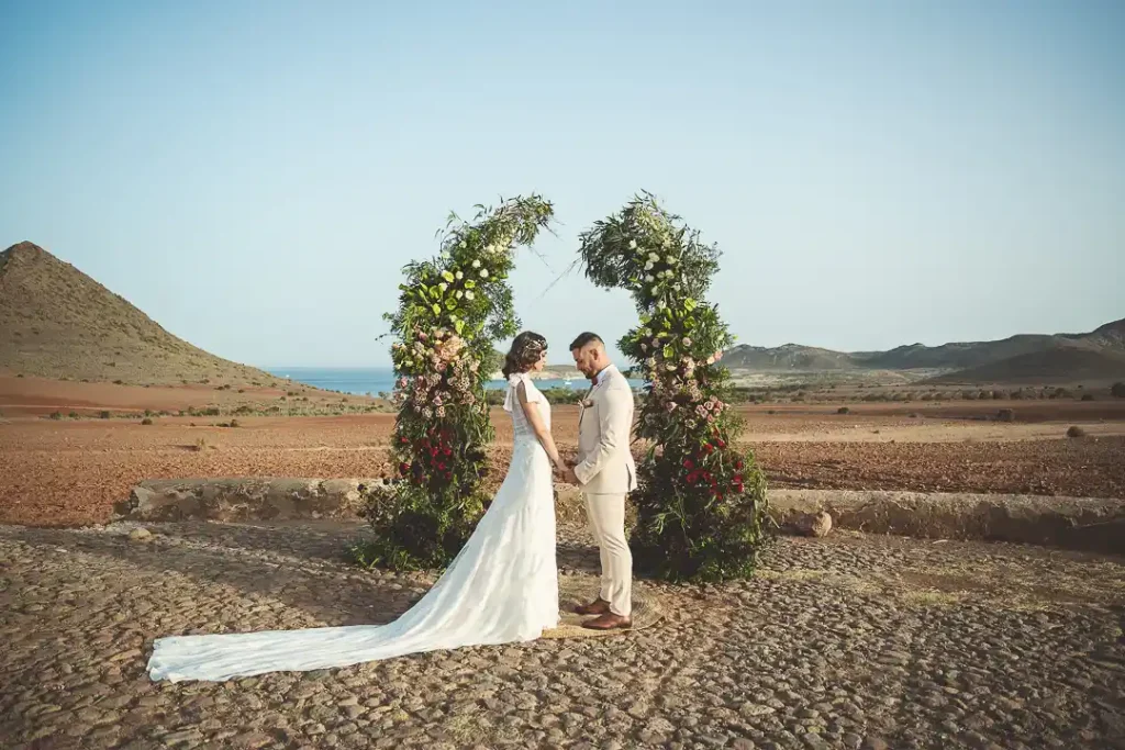 Editorial de boda en Almería de inspiración mediterránea con fotografía editorial natural