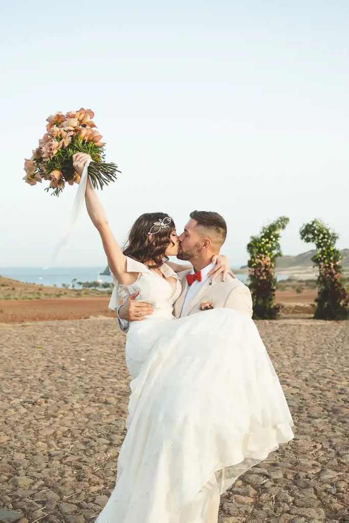 Fotografía editorial nupcial inspirada en una boda mediterránea con luz natural
