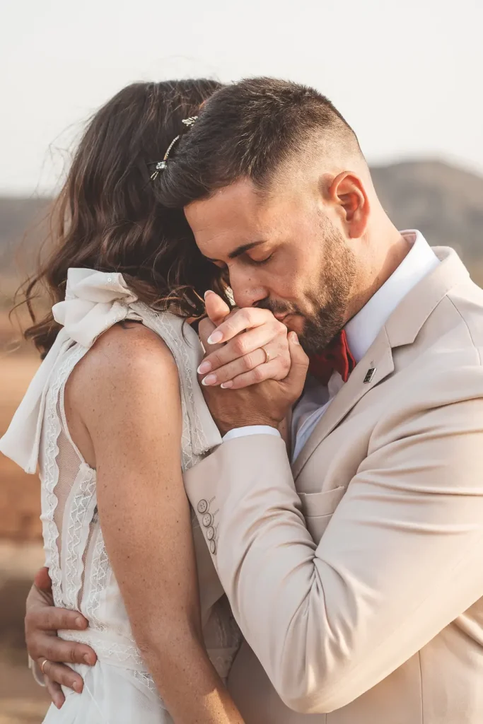 Fotografía editorial nupcial inspirada en una boda mediterránea con luz natural
