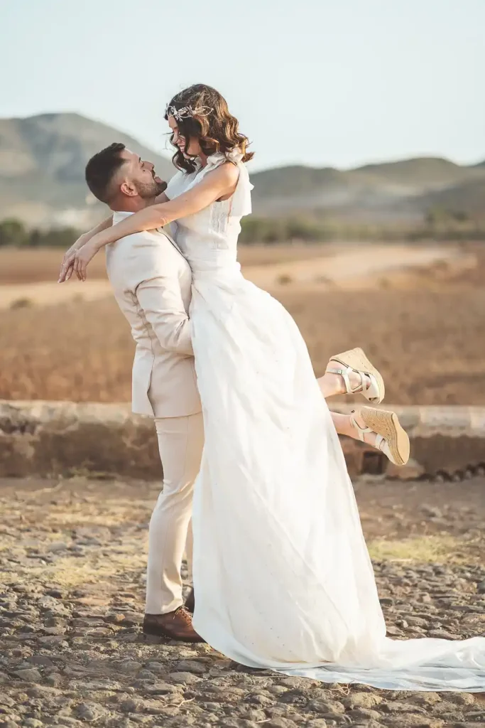 Fotografía editorial nupcial de inspiración mediterránea con luz natural