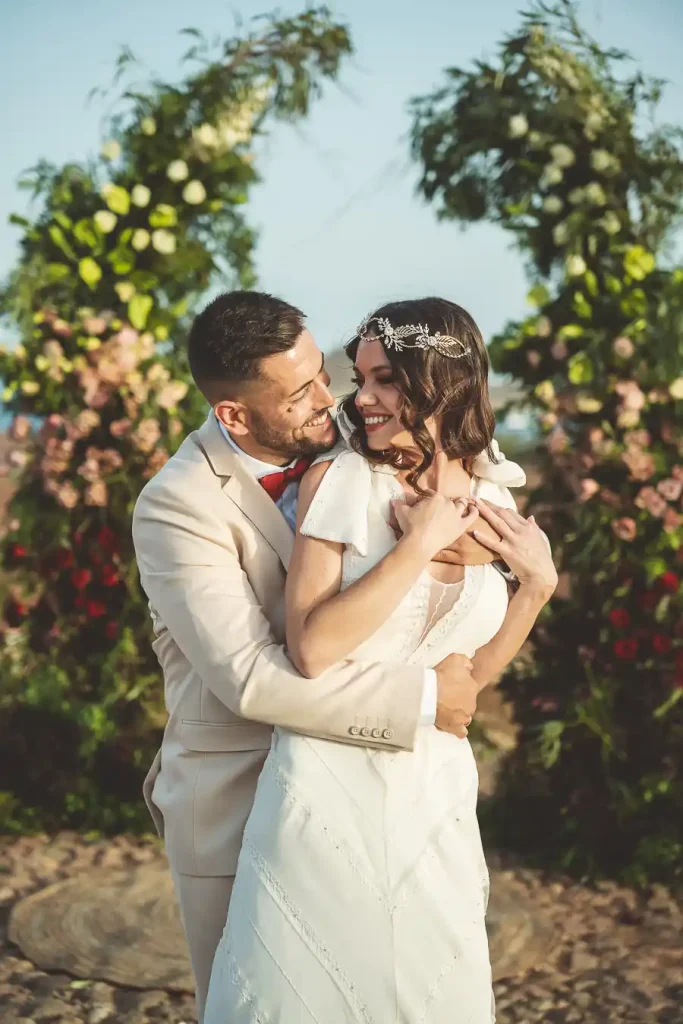 Fotografía editorial nupcial de inspiración mediterránea con luz natural