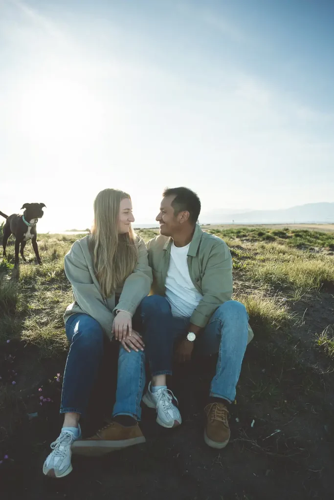 Familia disfrutando de una preboda con perros en la playa de Almería