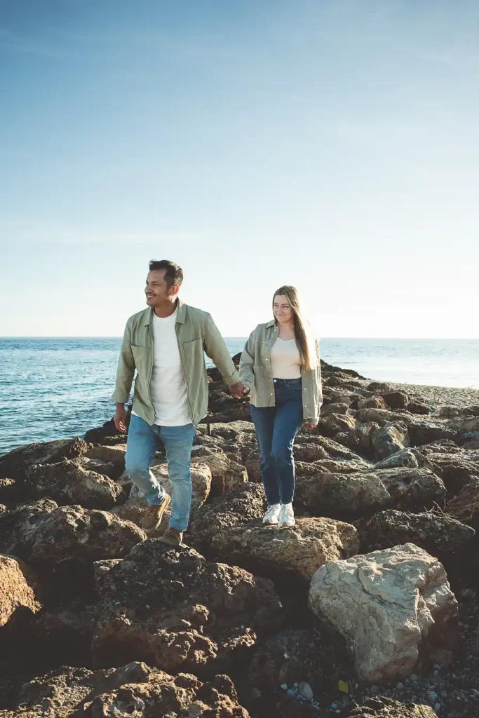 Pareja caminando juntos durante su preboda en Almería