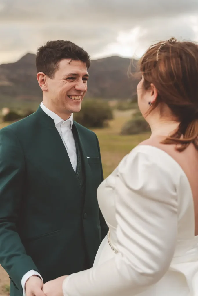 Abrazo de pareja al atardecer en Cabo de Gata con super sonrisa