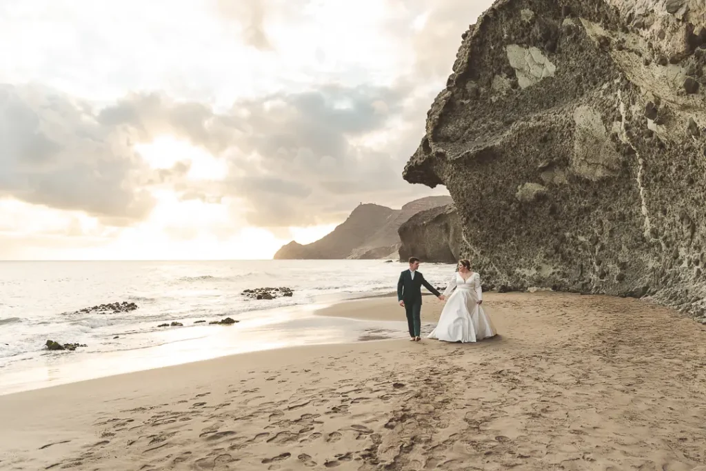 Pareja junto a los acantilados en su postboda en Cabo de Gata