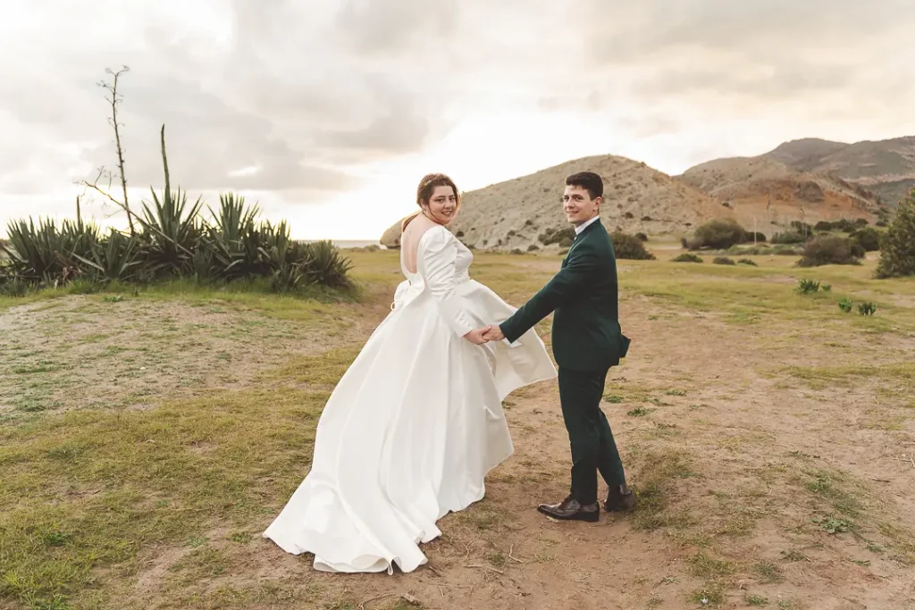 Beso espontáneo de pareja en su postboda en Cabo de Gata
