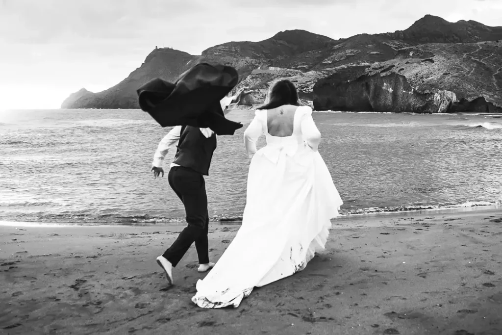 Fotografía en blanco y negro de postboda en Cabo de Gata