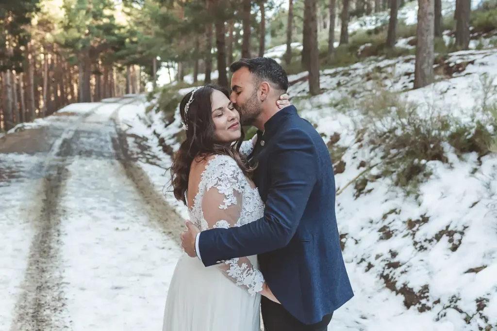 Pareja abrazada en un bosque del Puerto de la Ragua