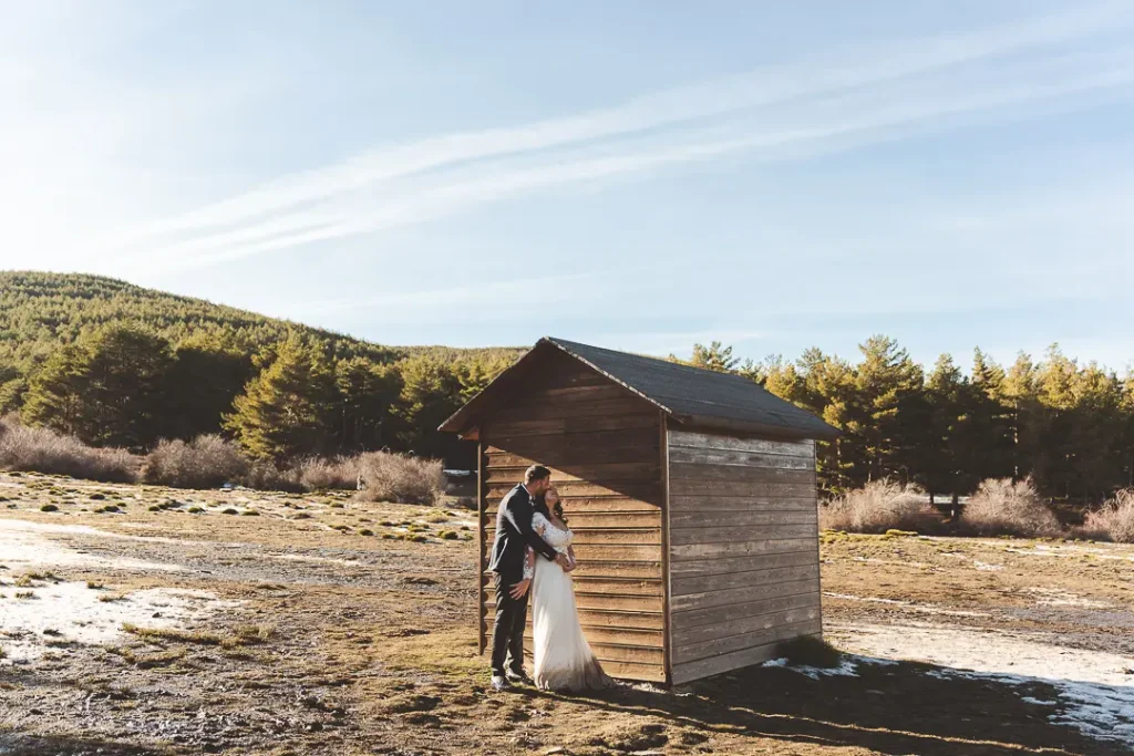 Abrazo de pareja en una cabaña del Puerto de la Ragua