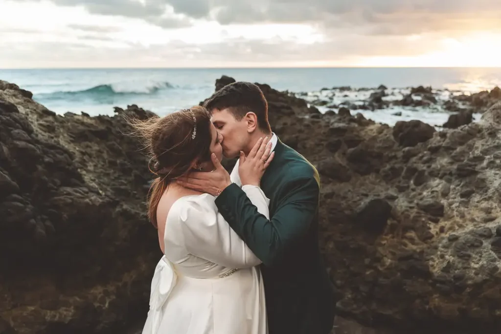 Beso de Belén y Jesús durante su postboda en Cabo de Gata