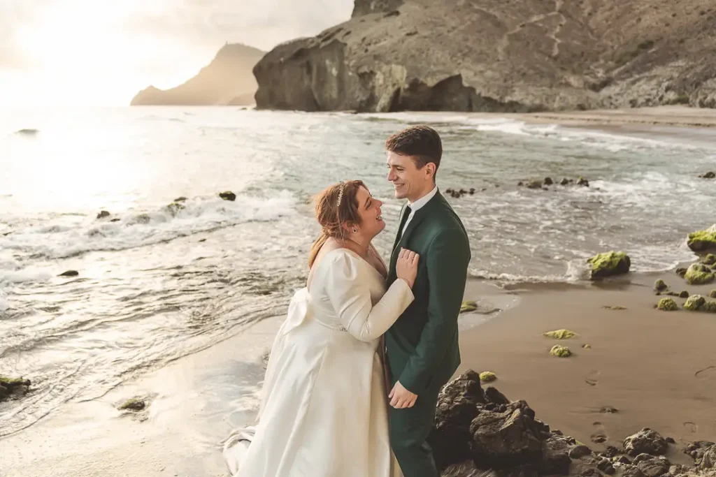 Pareja al atardecer en Cabo de Gata durante su postboda