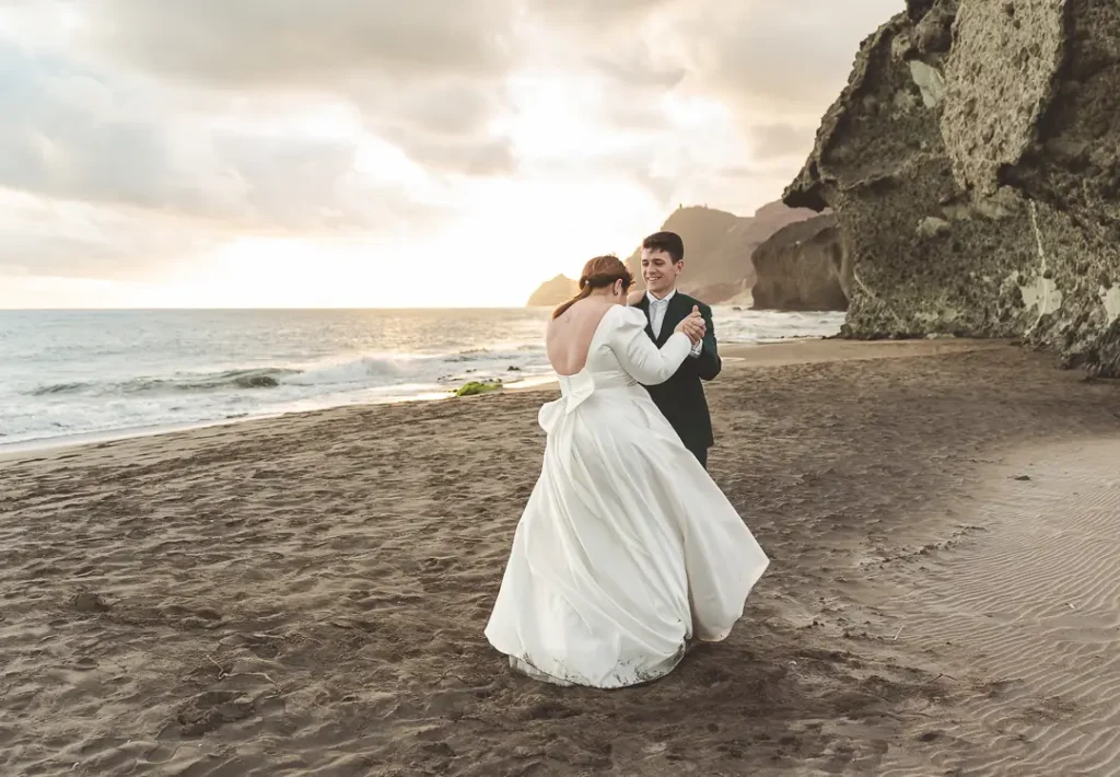 Pareja bailando al atardecer en Cabo de Gata