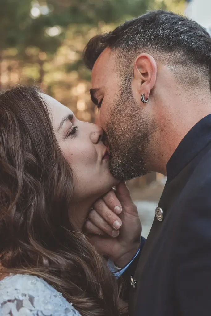 Beso de pareja durante su postboda de invierno en Almería
