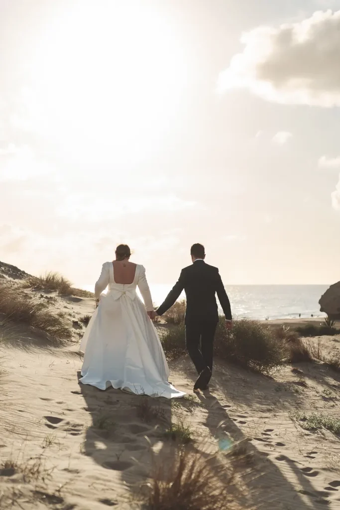 Luz dorada al atardecer durante una postboda en Cabo de Gata