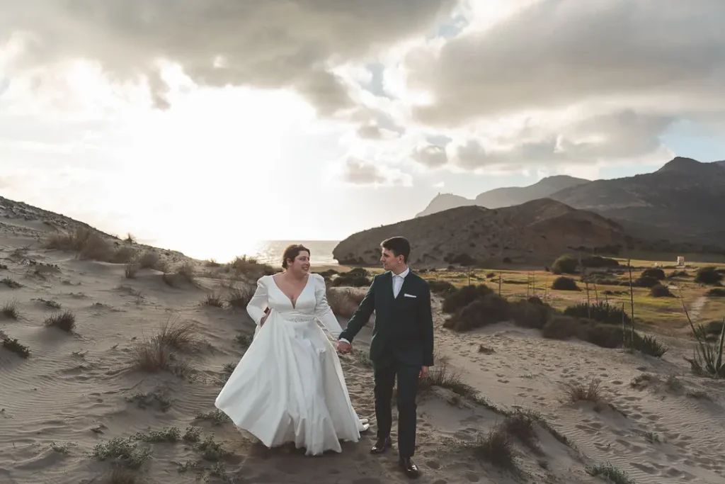 Pareja junto al mar en su postboda en Cabo de Gata