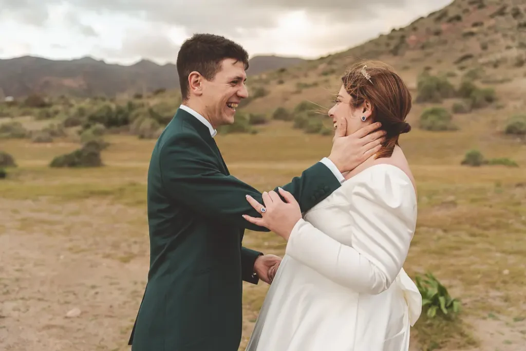 Momento íntimo de pareja durante su postboda en la playa