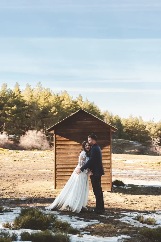 Momento íntimo de pareja durante su postboda en la montaña