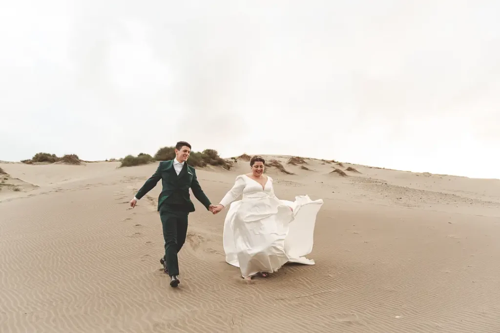 Pareja caminando durante su postboda en Cabo de Gata