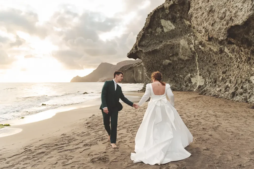 Pareja caminando por la playa de Cabo de Gata al atardecer