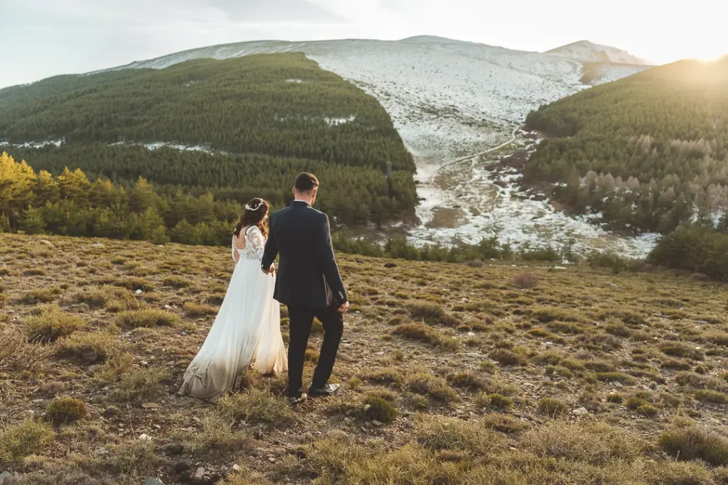 Pareja caminando por la montaña durante su postboda