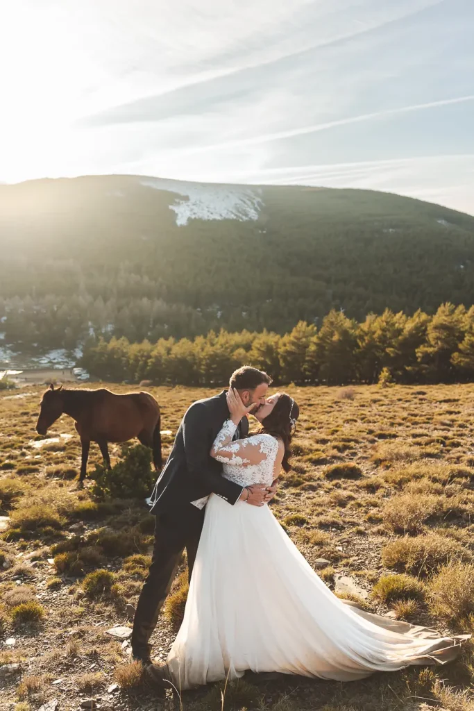 Pareja posando con una yegua en su postboda en la montaña