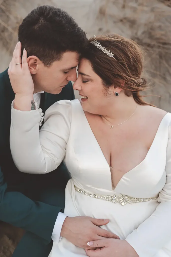 Pareja abrazada frente al mar en Cabo de Gata