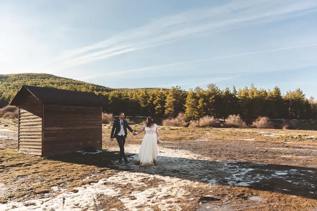 Pareja paseando durante su postboda en el Puerto de la Ragua