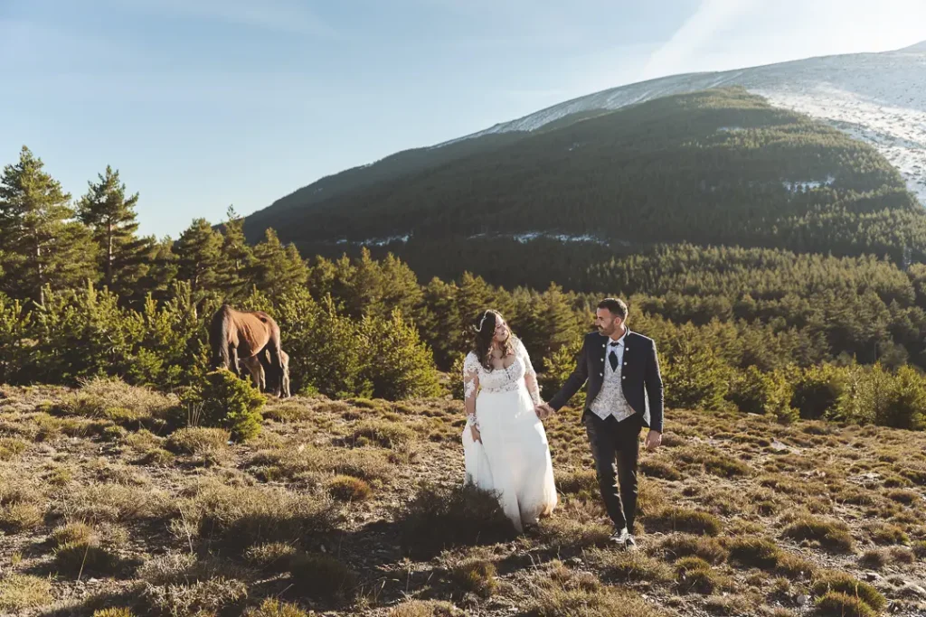 Paseo de pareja por la montaña en su postboda en Almería