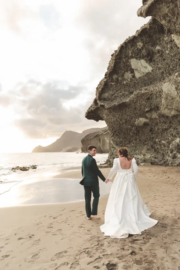 Paseo tranquilo por la playa durante una postboda en Cabo de Gata