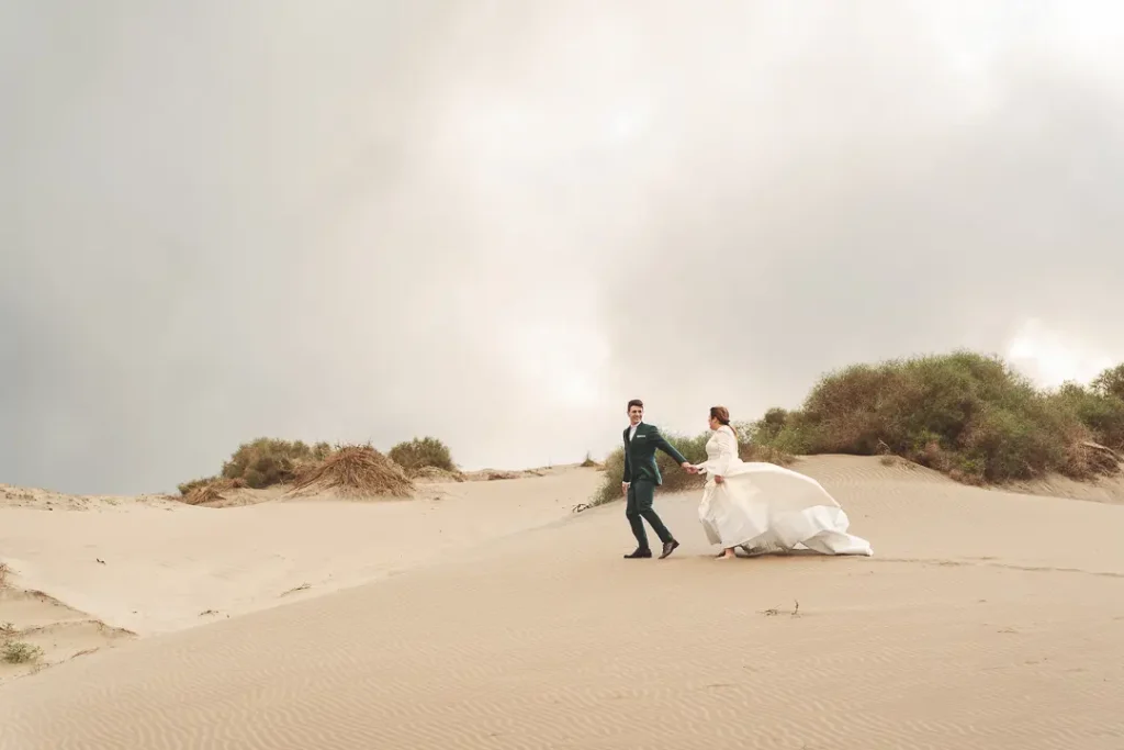 Postboda con los pies en el agua al atardecer en Cabo de Gata