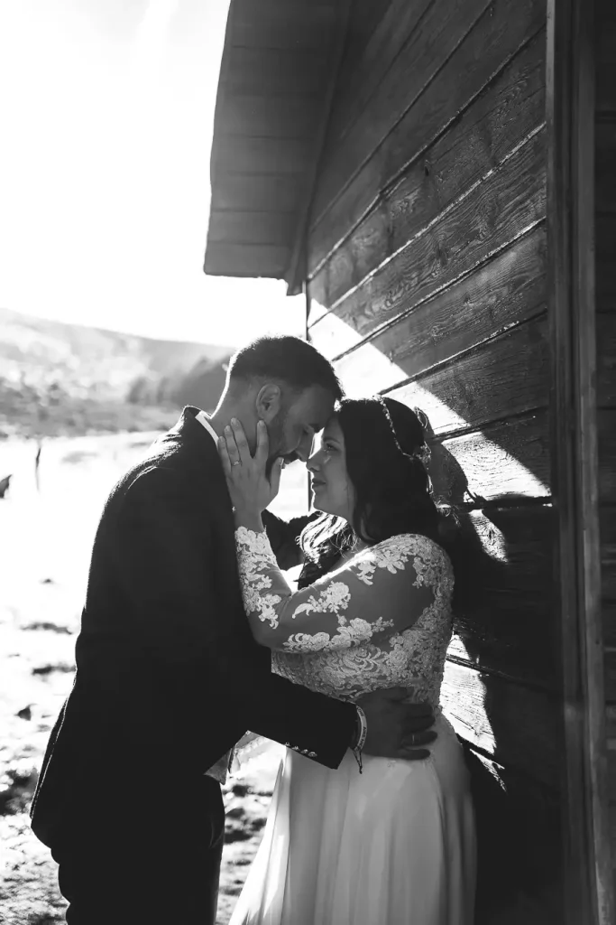 Postboda junto a una cabaña de madera en el Puerto de la Ragua