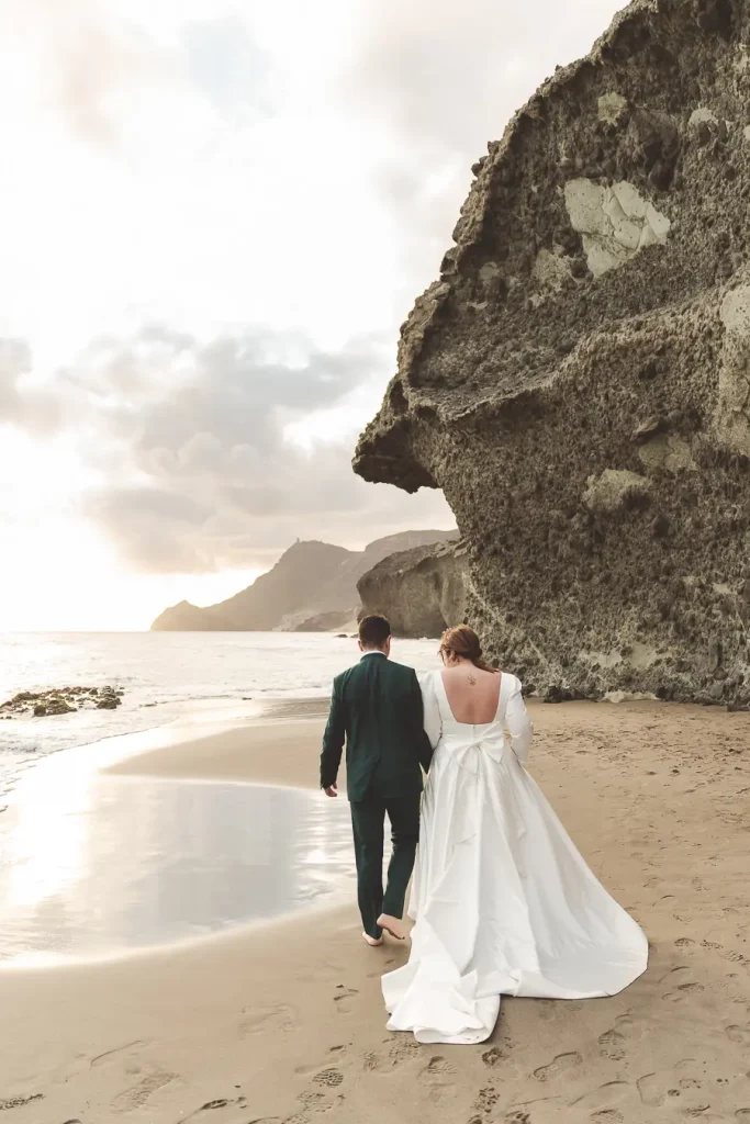 Postboda entre rocas en la costa de Cabo de Gata
