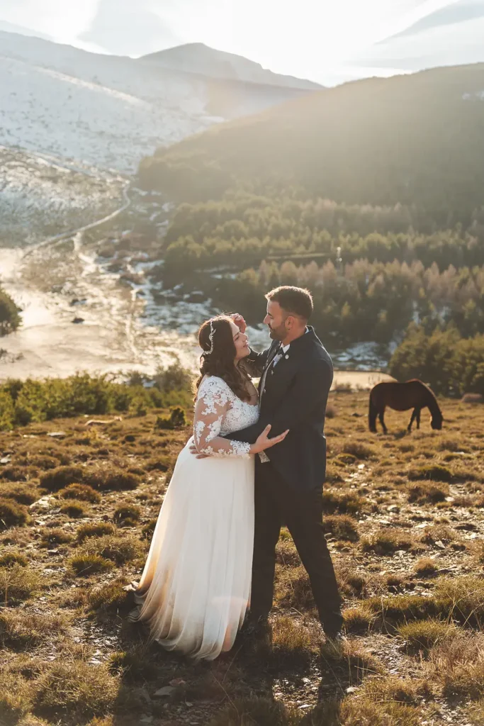 Pareja junto a una yegua durante su postboda en la montaña