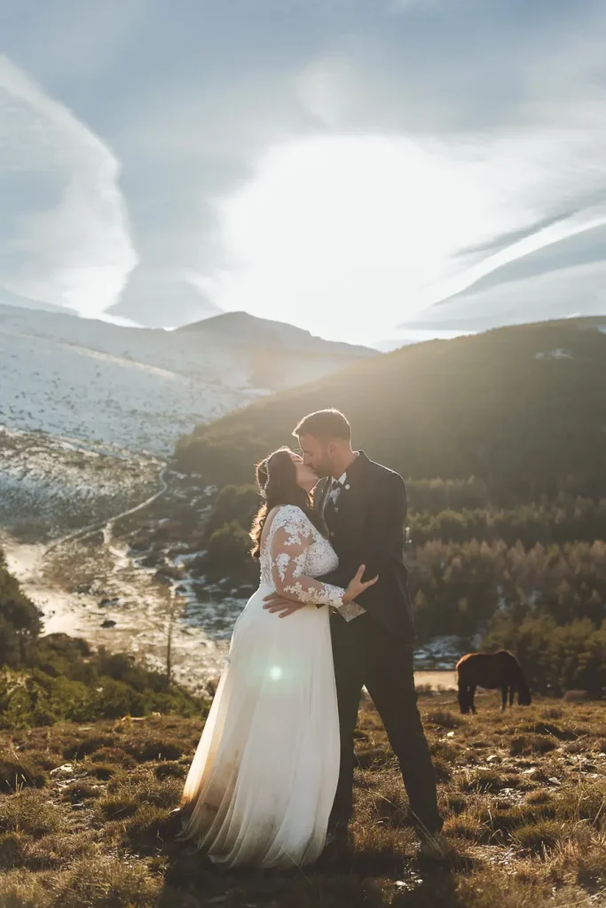 Yegua y potro acompañando una postboda en plena naturaleza