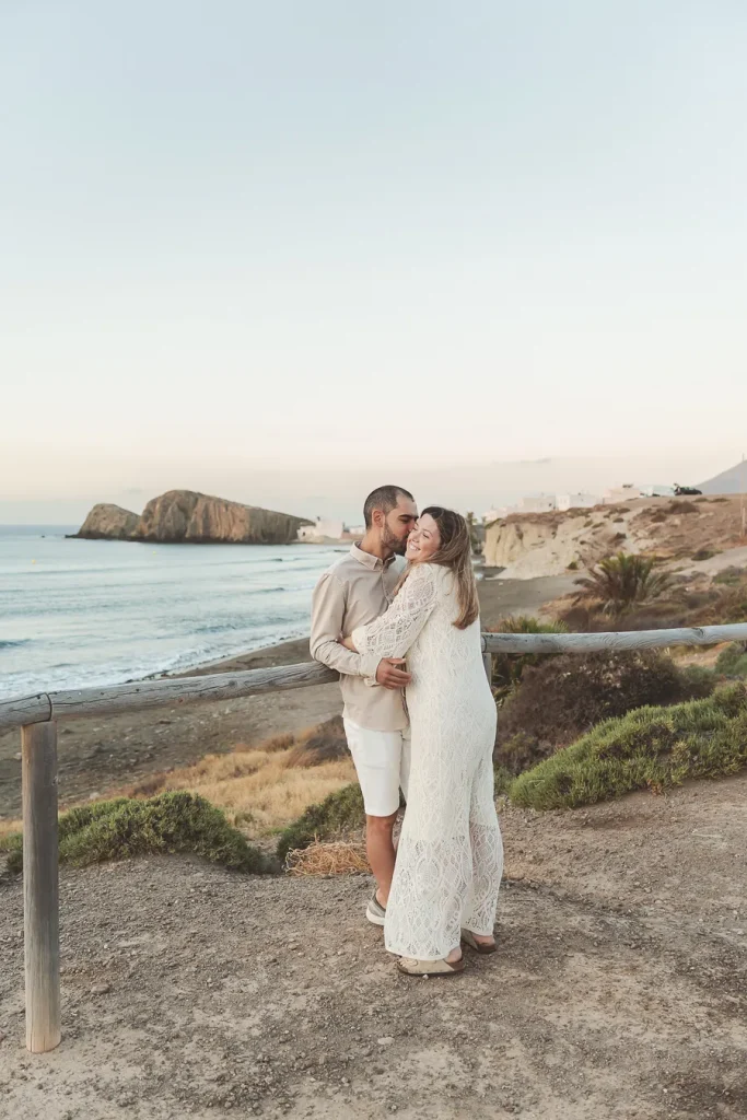 Abrazo al amanecer en una preboda en Cabo de Gata