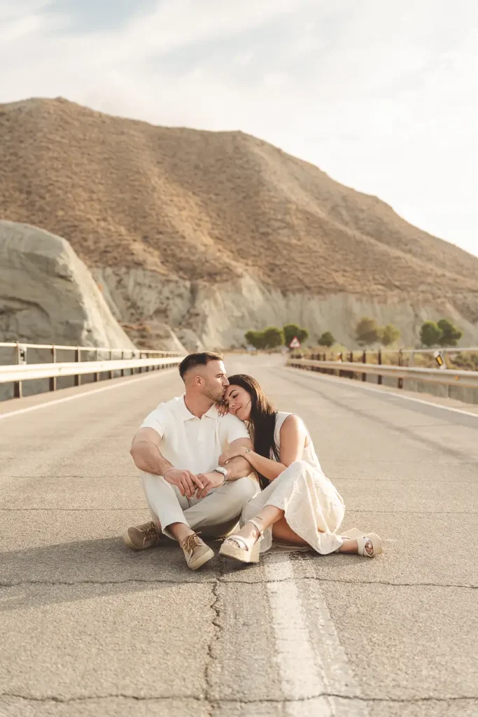 Abrazo natural de pareja en una preboda en Tabernas