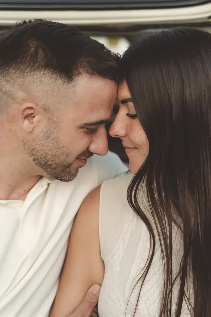 Primer plano de pareja durante una preboda en Almería