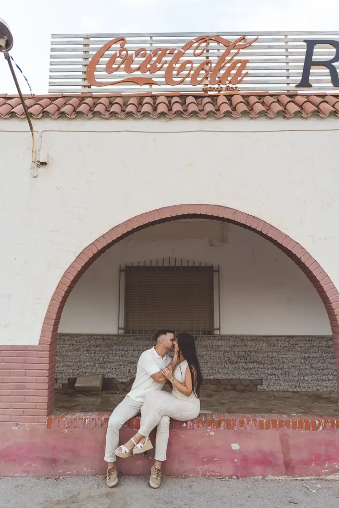 Beso de pareja durante una preboda en Tabernas