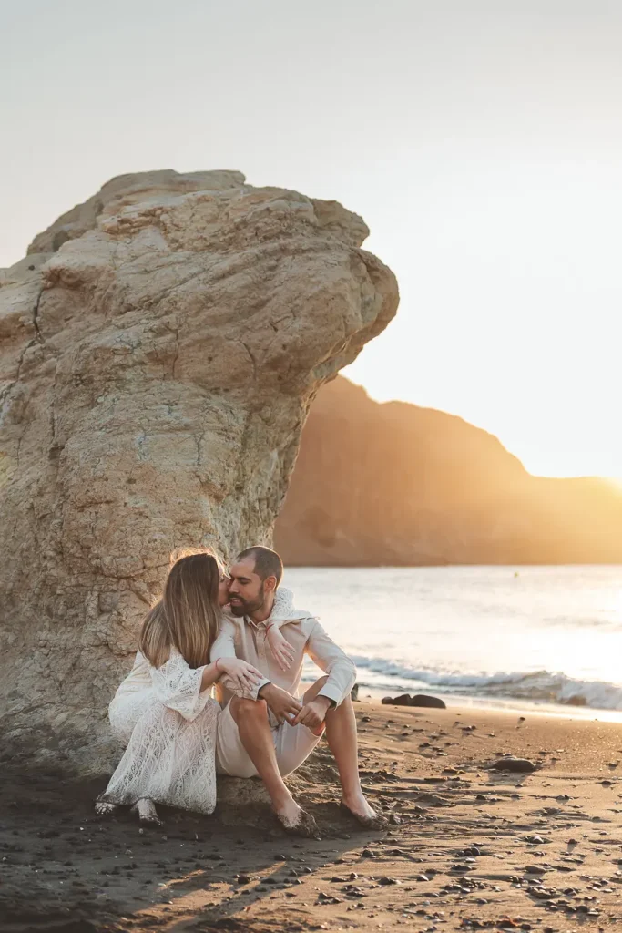 Amanecer en la playa durante una preboda en Cabo de Gata