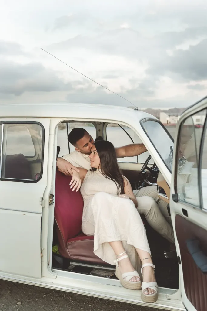 Pareja sentada en un coche durante su preboda en Almería